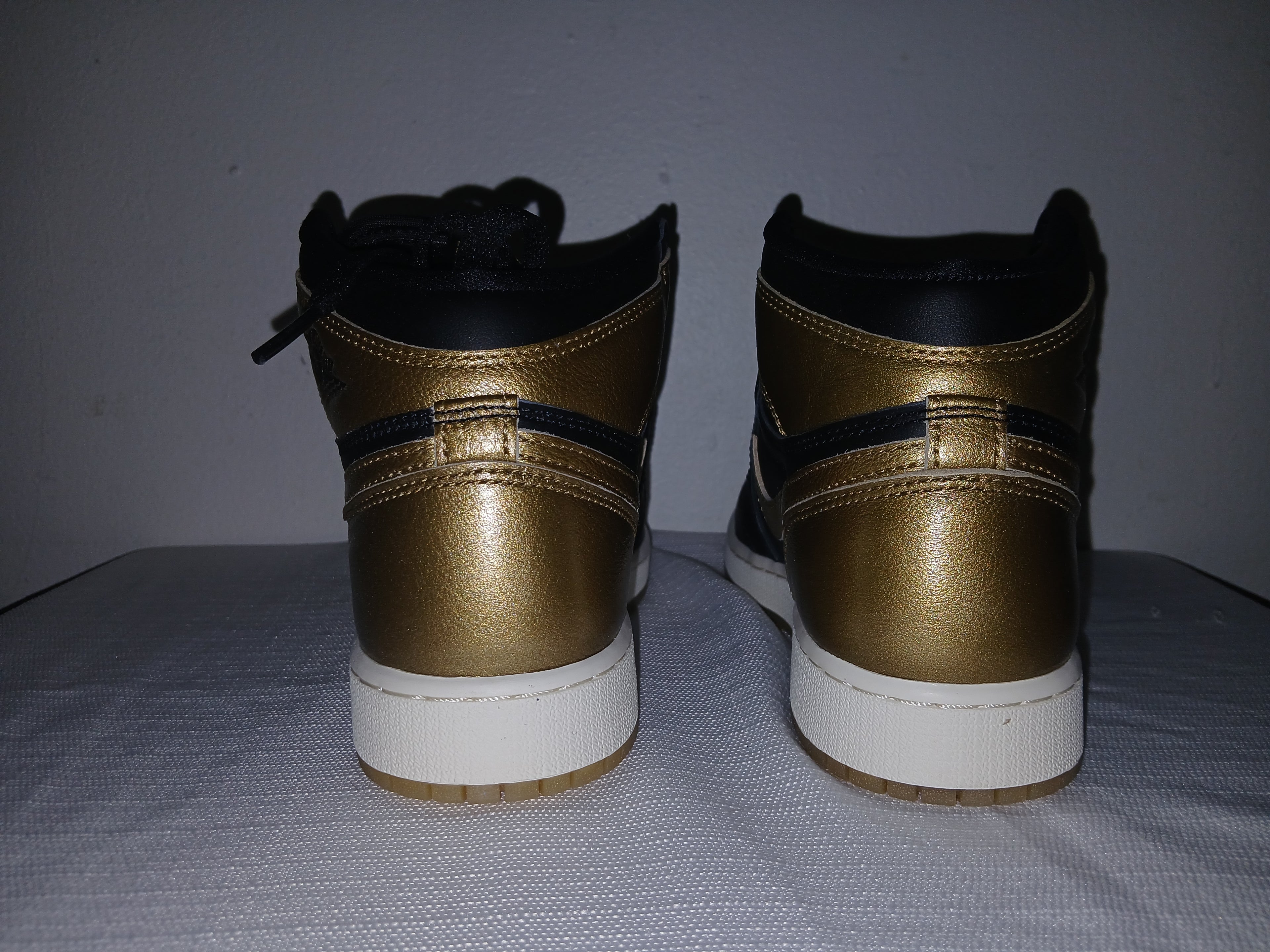 Air Jordan 1 Retro High OG GS Black/Metallic Gold Size 5Y