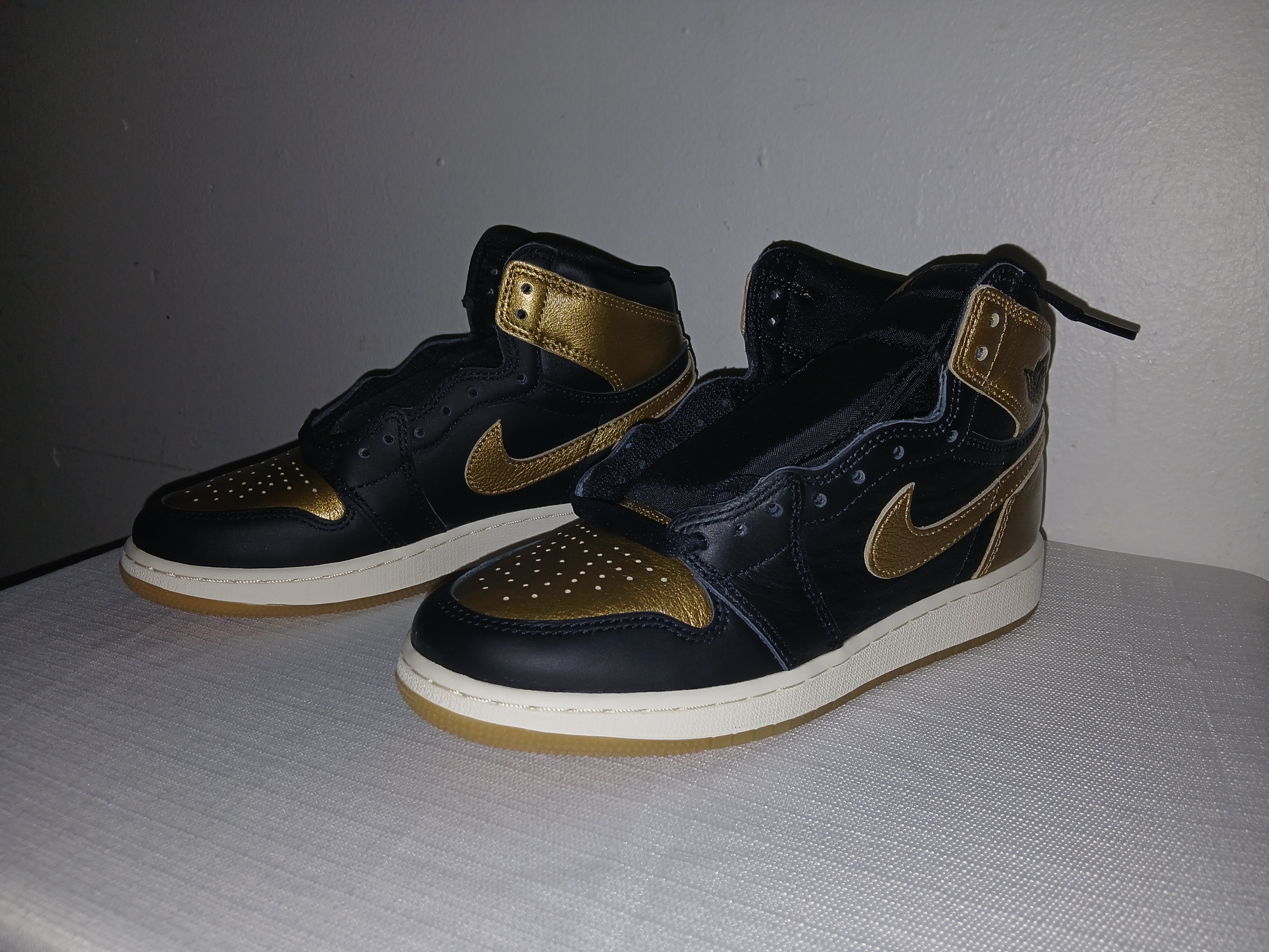 Air Jordan 1 Retro High OG GS Black/Metallic Gold Size 5Y