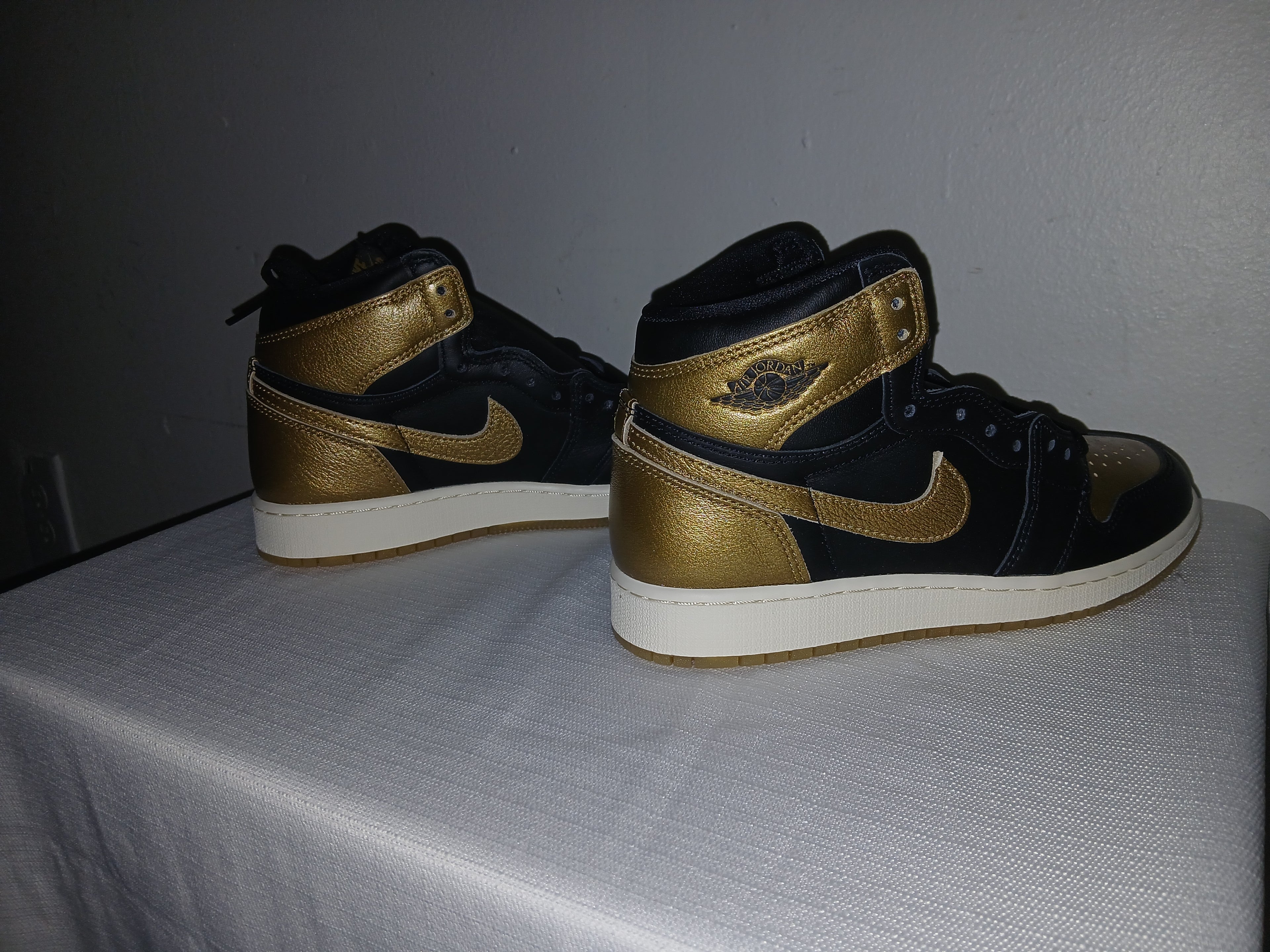 Air Jordan 1 Retro High OG GS Black/Metallic Gold Size 5Y